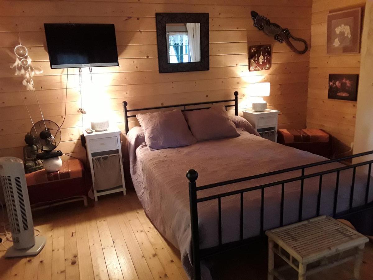 Le Chalet De La Grenouille Verte Tursac Extérieur photo